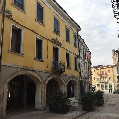 B&B Via Garibaldi Lonigo Bagian luar foto